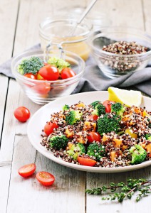 Quinoa Salat mit Brokkoli, Süßkartoffeln und Tomaten